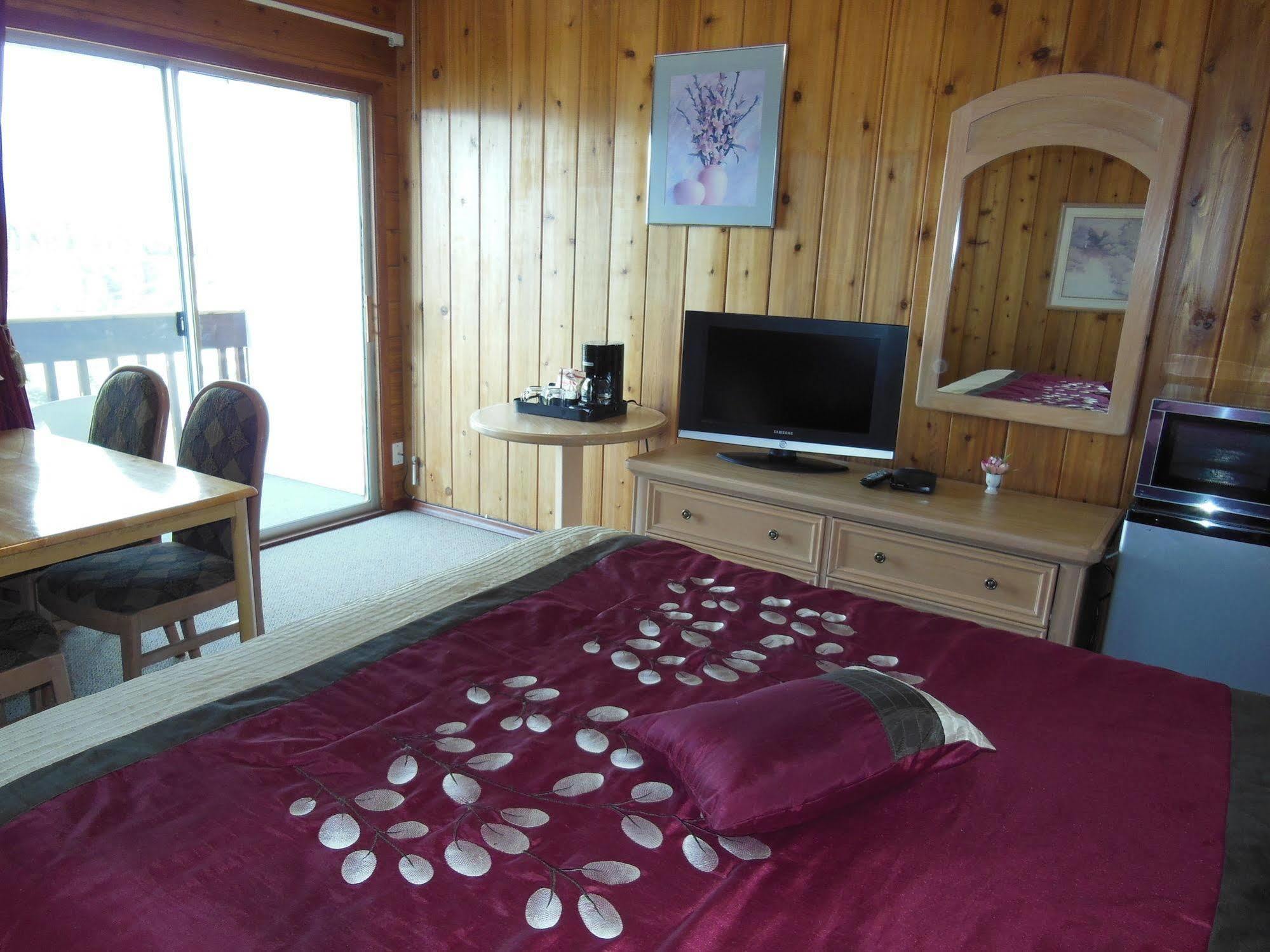 Motel Bo Radium Radium Hot Springs Extérieur photo
